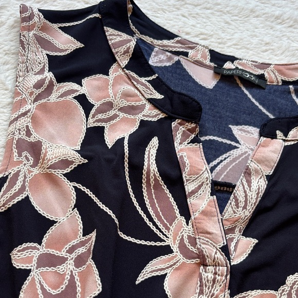 Sleeveless Floral V-Neck Tank Top in Navy and Blush - Picture 2 of 6